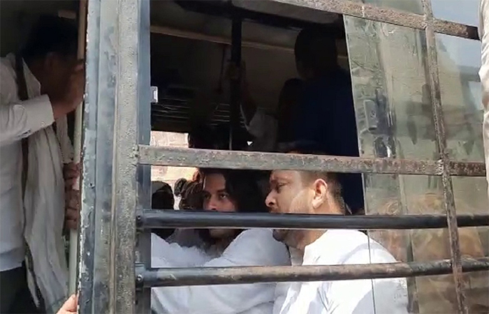पटना : RJD कार्यकर्ताओं का उपद्रव, तेजस्वी-तेजप्रताप हुए गिरफ्तार