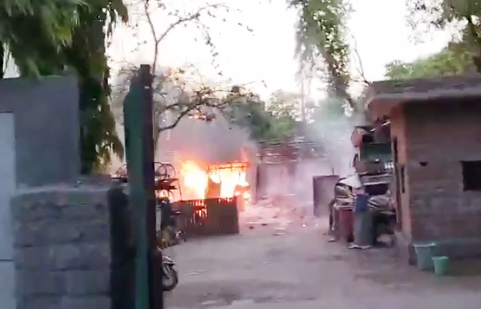 तिमारपुर स्थित स्वास्थ्य विभाग के मालखानें में जब्त की गई फूड कार्ट में लगी भीषण आग