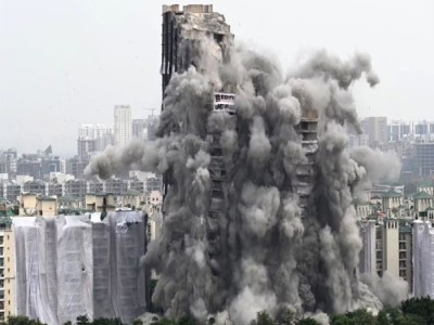 Delhi Air Pollution: ट्विन टावर का मलबा उठने का काम रुका