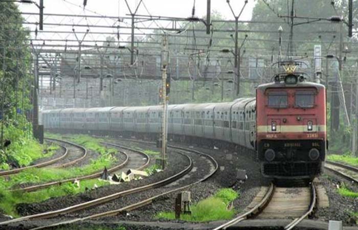Lockdown: रेलवे ने यात्री सेवाएं 17 मई तक की कैंसिल, केवल चलेगी ये ट्रेनें