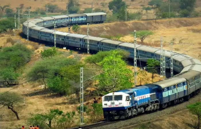 Indian Railways ने किसान आंदोलन की वजह से रद्द हुई कई ट्रेनें, देखें पूरी लिस्टस