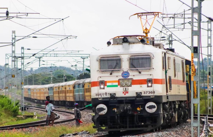बारिश बनीं मुसिबत, यूपी-बिहार समेत कई राज्‍यों के लिए ट्रेन सेवा ठप