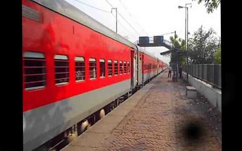 यात्री सुरक्षा के लिए रेलवे बेड़े में शामिल होंगे LHB कोच