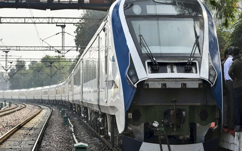आठ घंटे में नई दिल्ली से वाराणसी पहुंचाएगी ट्रेन-18,जानें कितना लगेगा किराया