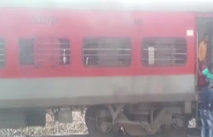 मामूली कहासुनी में चलती ट्रेन में शख्स ने यात्री को आग लगाई, भगदड़ से 3 की मौत