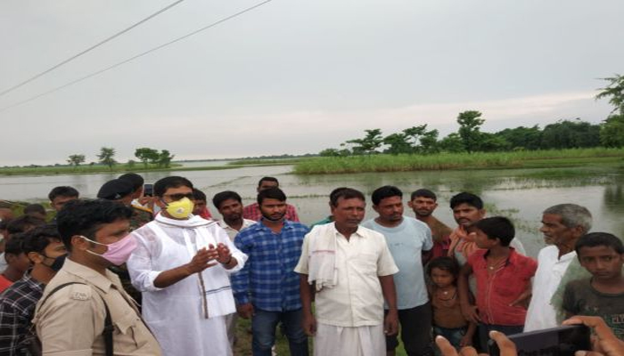 Telangana Rains: बाढ़ का जायजा लेने पहुंचे TRS विधायक की लोगों ने की चप्पलों से पीटाई, वीडियो वायरल