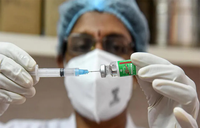 इसलिए देश में फिर घटने लगा कोरोना वैक्सीनेशन, जानें क्या कहती है रिपोर्ट