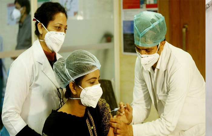 महाराष्ट्र सरकार ने केंद्र को दिया संदेश, कहा- कई जिलों में कल तक खत्म हो जाएगा वैक्सीन स्टॉक